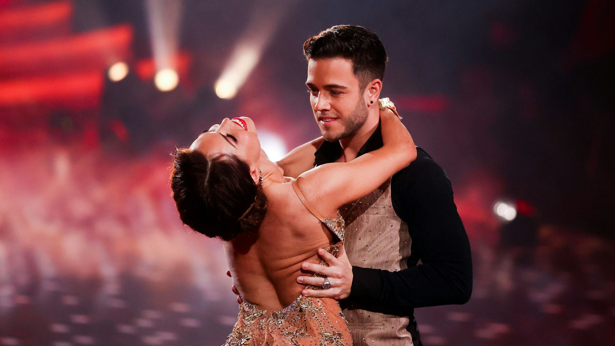 Sänger Luca Hänni und Profitänzerin Christina Luft, hier im März 2020 bei der RTL-Tanzshow "Let's Dance" im Coloneum, haben sich verlobt. Nun beschrieb der Musiker seinen Antrag.