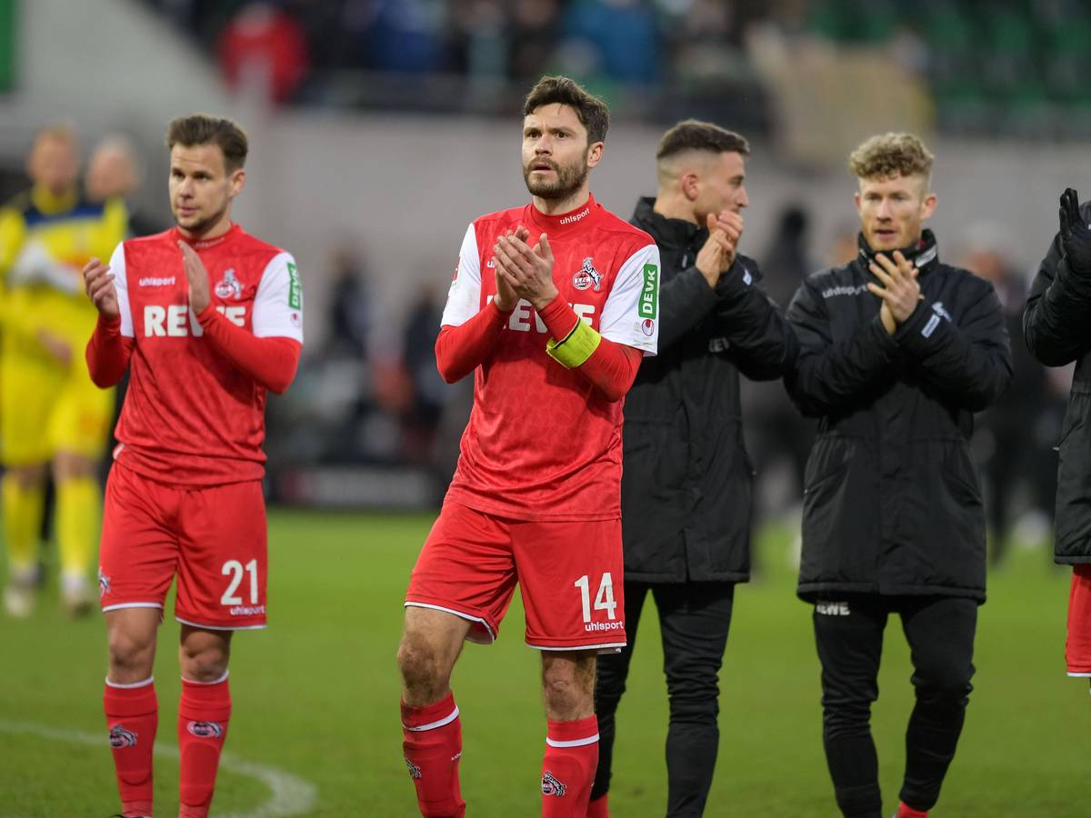 Jonas Hector applaudiert den Fans in Fürth.