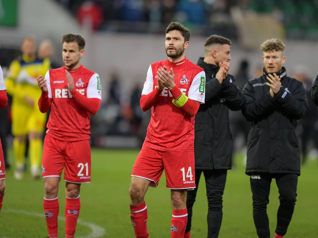 Jonas Hector applaudiert den Fans in Fürth.