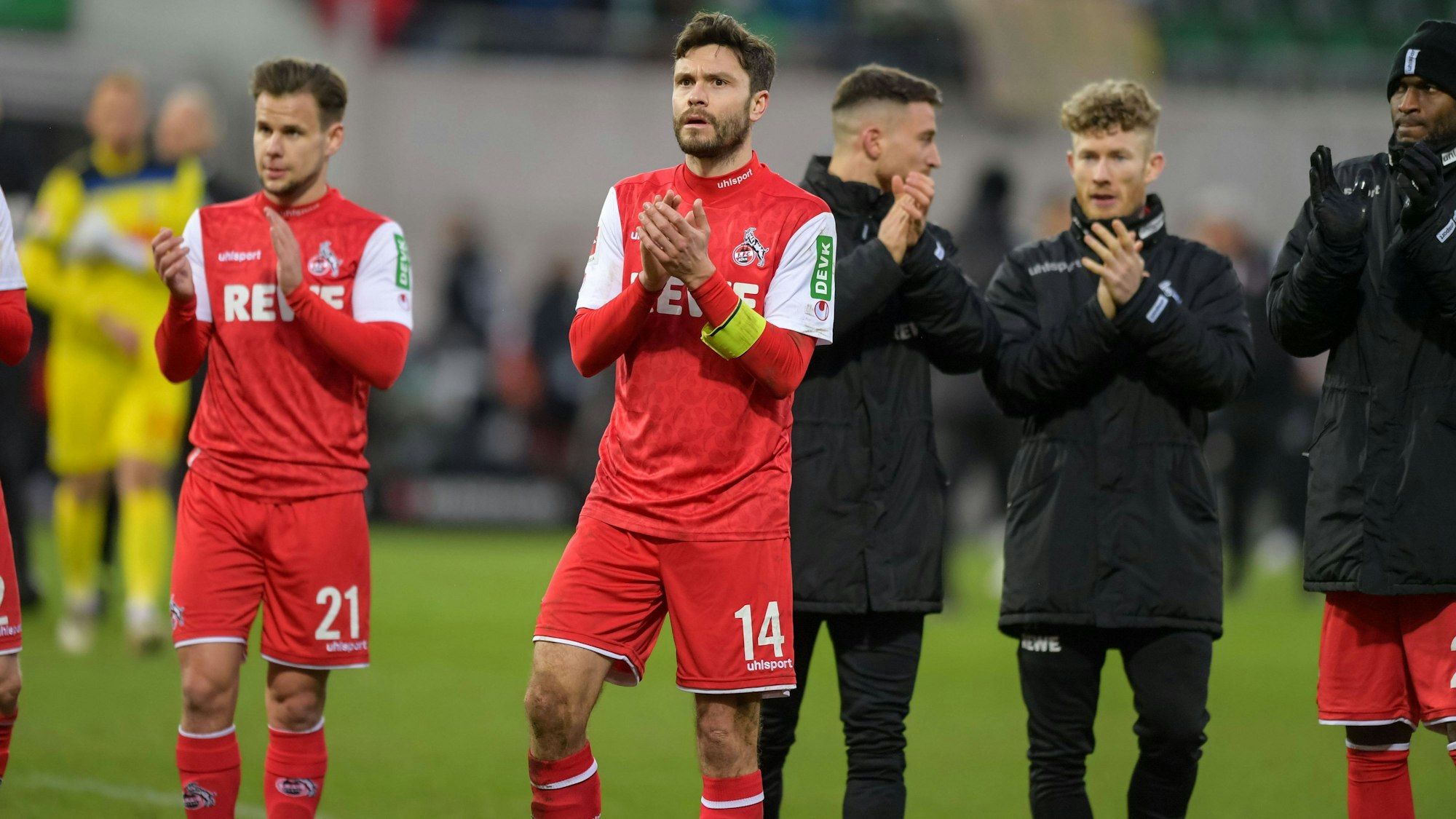 Jonas Hector applaudiert den Fans in Fürth.