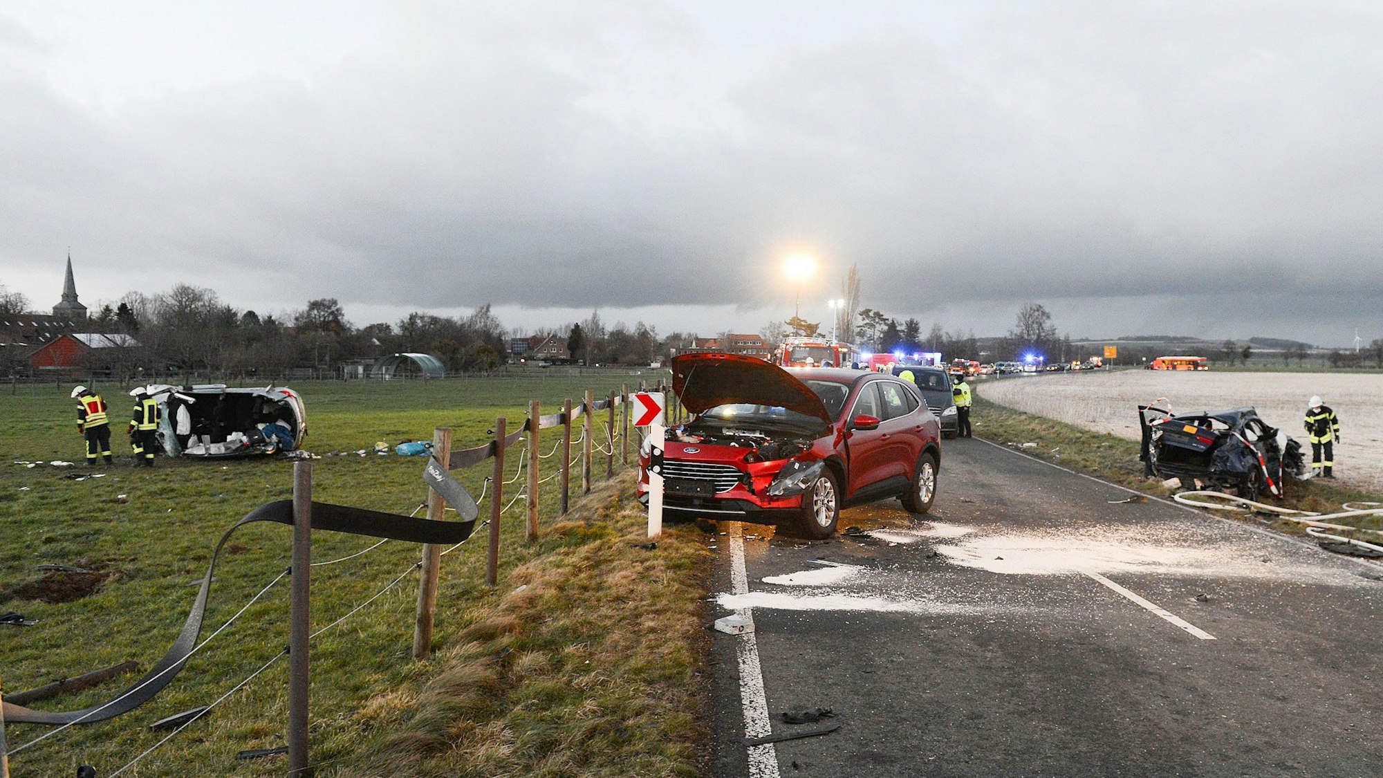 Die Unfallstelle in Barsinghausen – zwei Kinder kamen ums Leben, mehrere Mensxchen wurden zum Teil schwer verletzt.