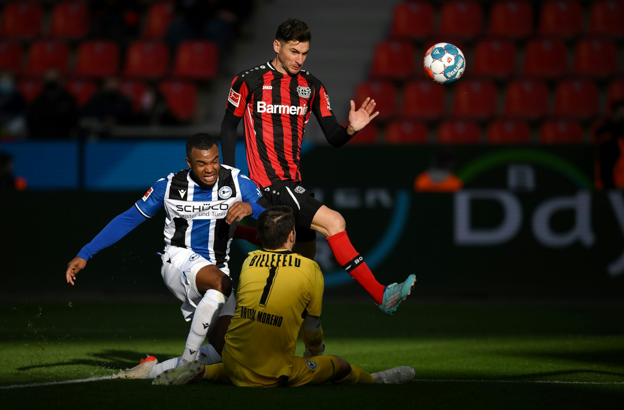 Lucas Alario von Bayer Leverkusen schießt auf das Tor der Bielefelder.