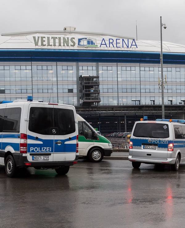 Polizeiwagen stehen vor der Schalker Veltins-Arena