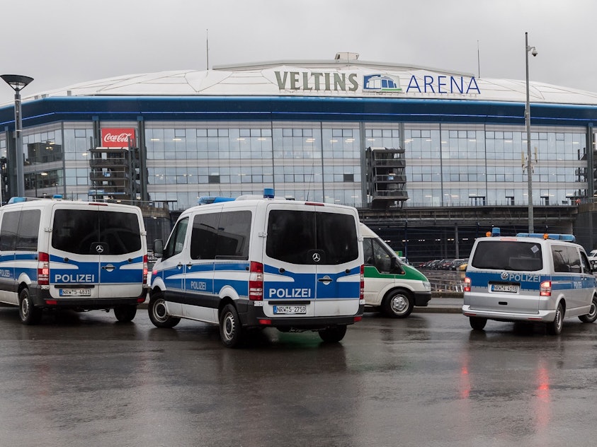 Polizeiwagen stehen vor der Schalker Veltins-Arena