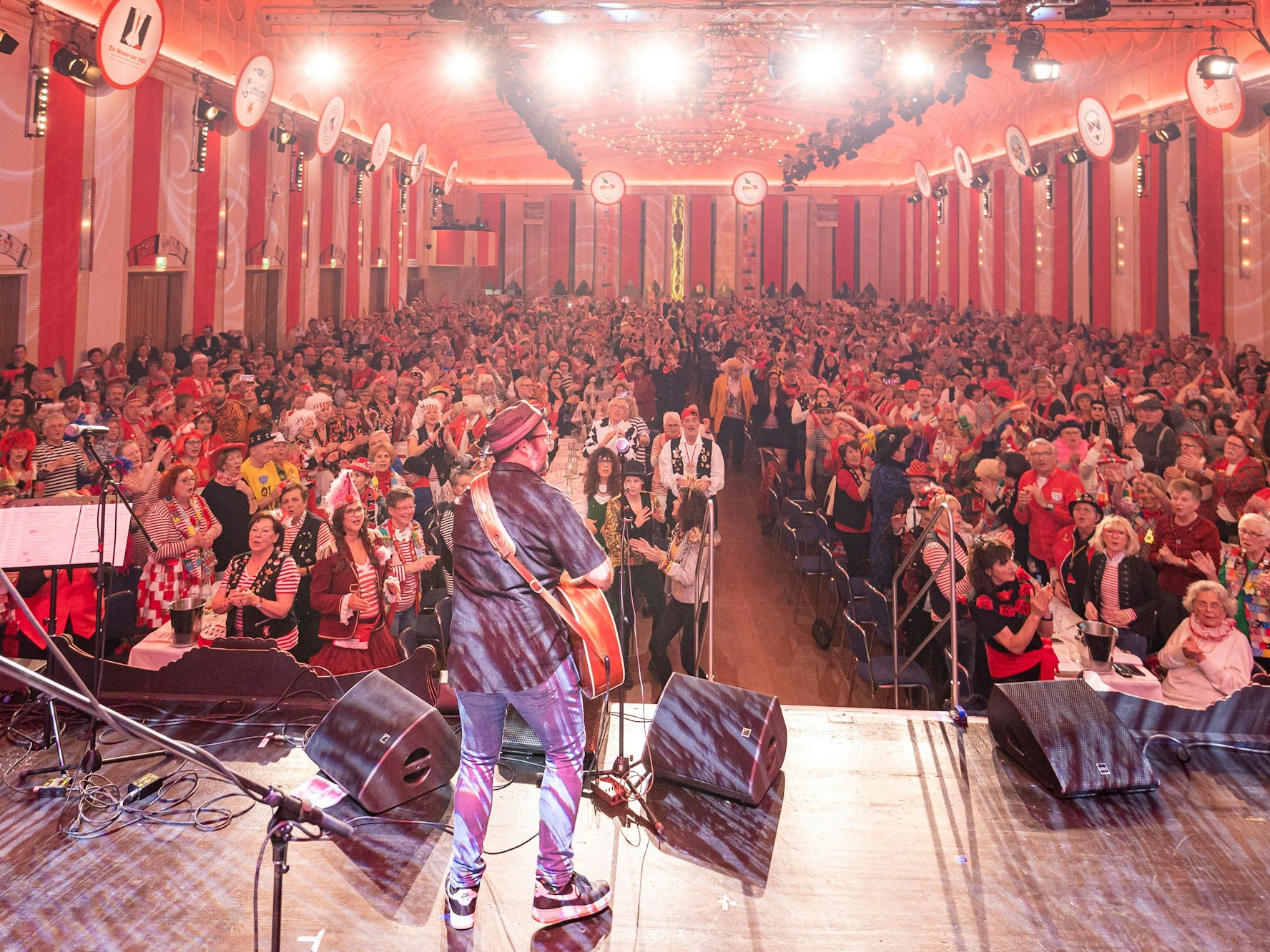 Köln Björn Heuser vun hinge
Loss mer singe - hück esu schön wie domols. Neue und Alte Hits zum mitsingen.
Gürzenich Forum Blau DuMont LiveKon
Aufgenommen am: 03.02.2020
Foto: Alexander Roll (Staff)