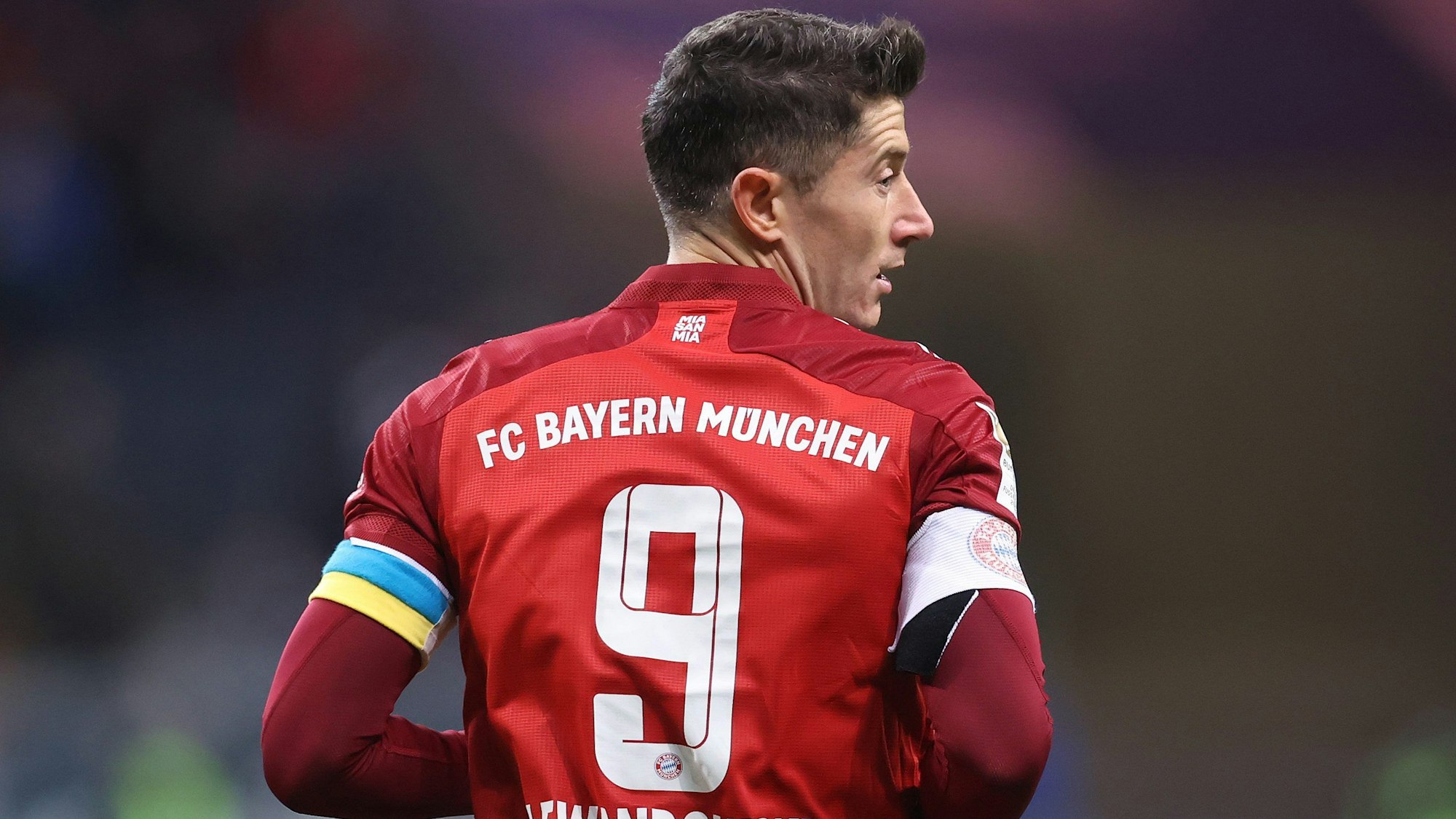 Robert Lewandowski trägt neben seiner Kapitänsbinde auch eine Binde in den Nationalfarben der Ukraine am Arm