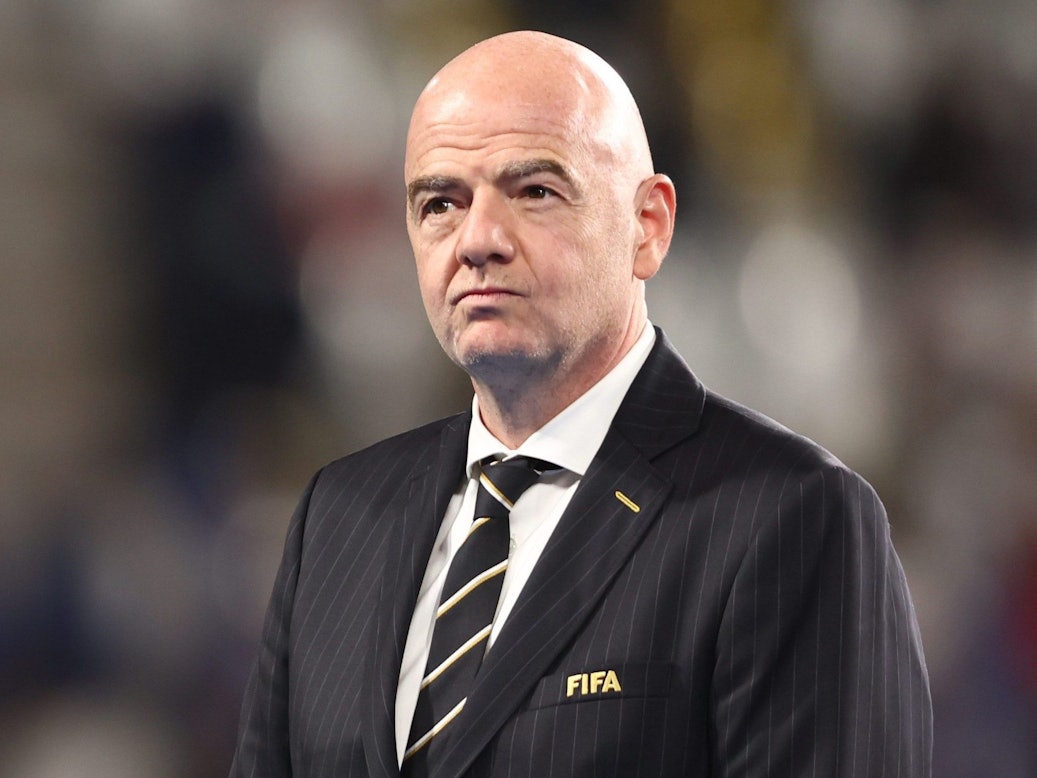 Gianni Infantino steht bei der Siegerehrung der Klub-WM neben der Bühne