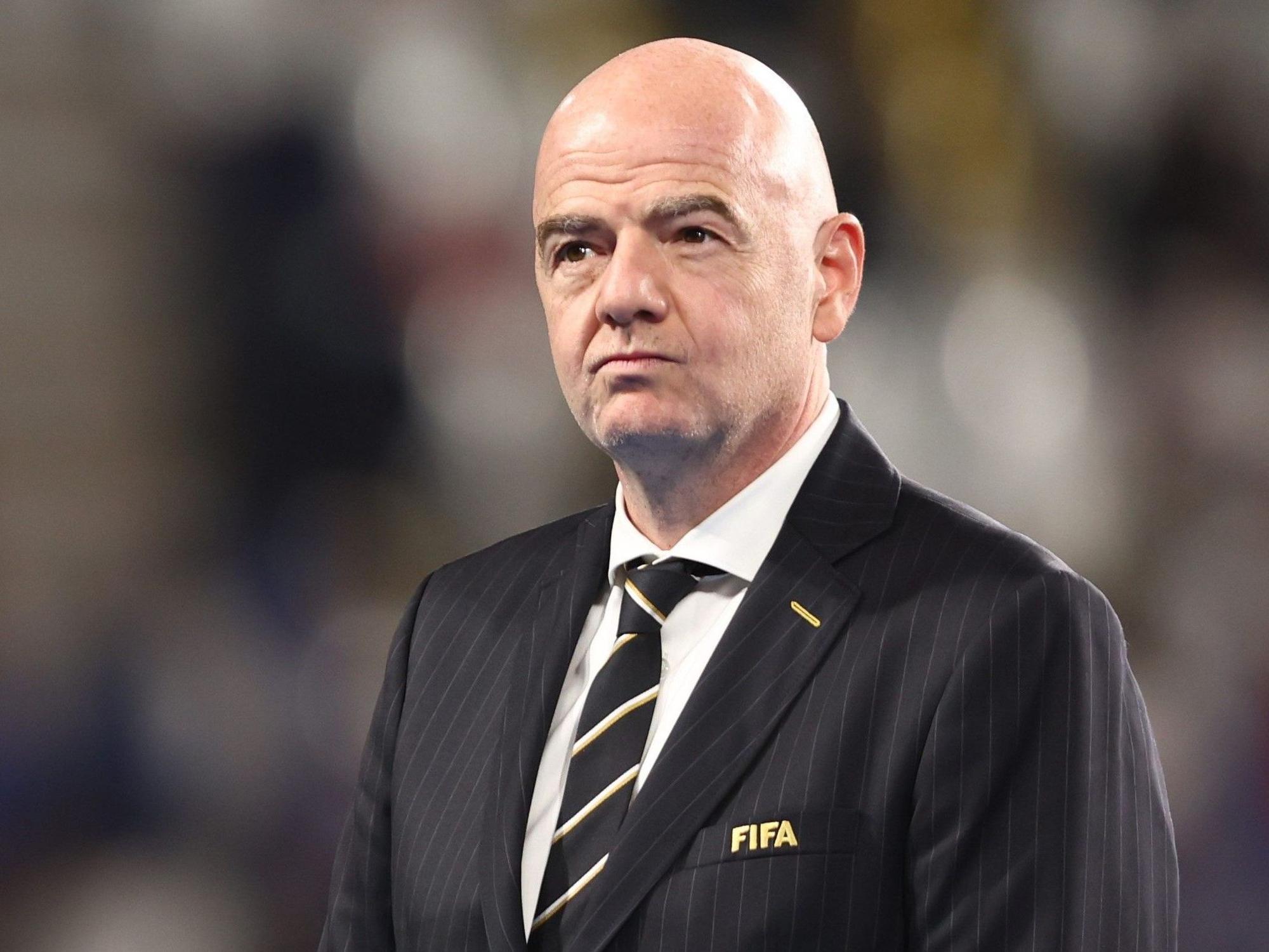 Gianni Infantino steht bei der Siegerehrung der Klub-WM neben der Bühne