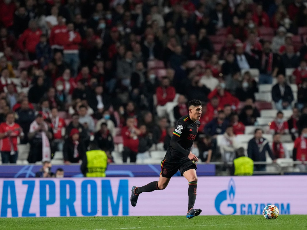 Ajax Amsterdams Edson Alvarez läuft mit dem Ball beim Champions-League-Duell gegen Benfica.