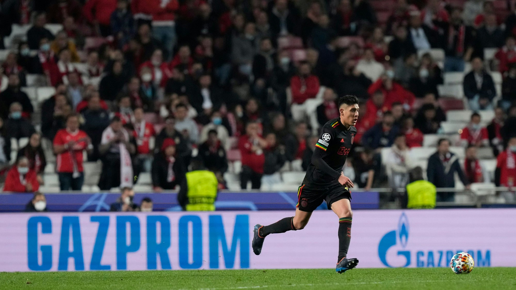 Ajax Amsterdams Edson Alvarez läuft mit dem Ball beim Champions-League-Duell gegen Benfica.