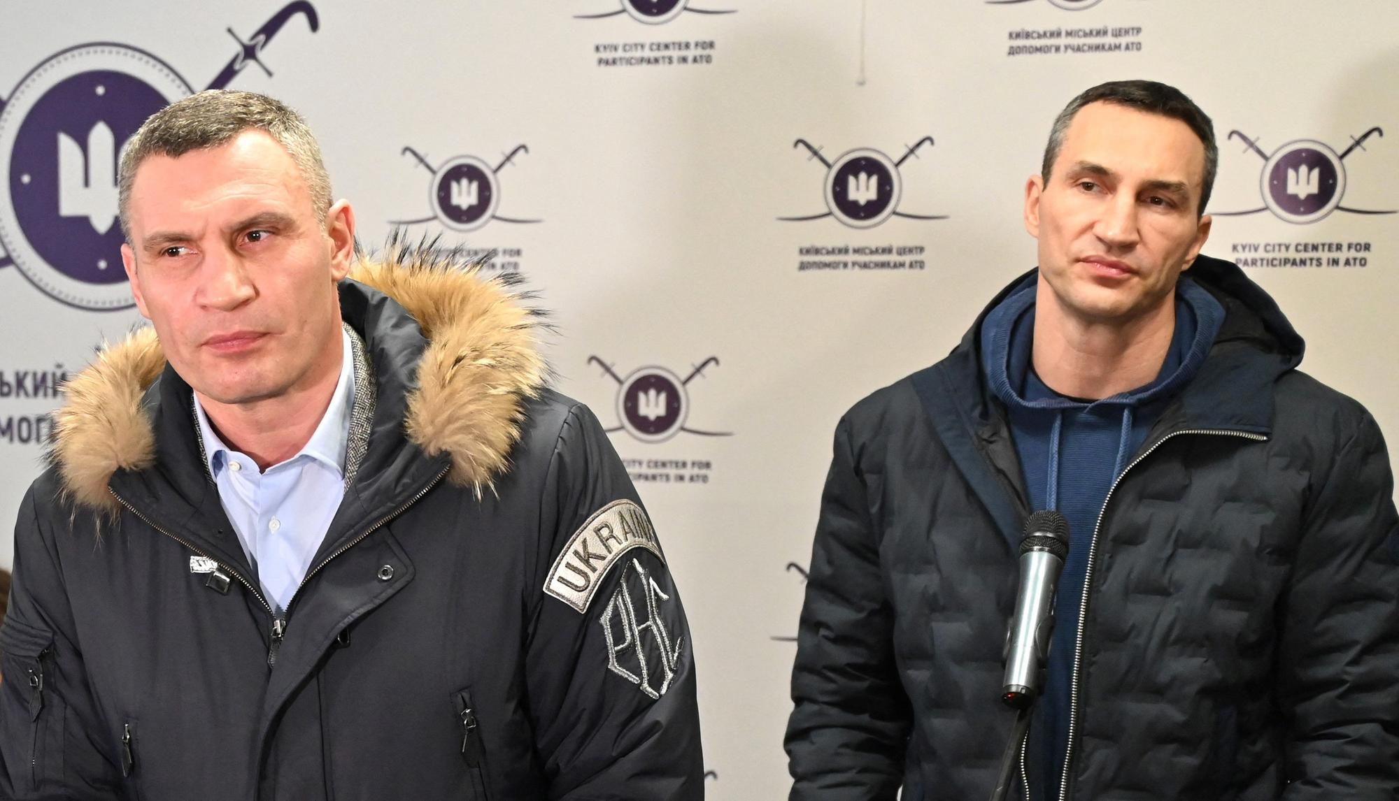 Vitali (v.) und Wladimir Klitschko bei einer Pressekonferenz