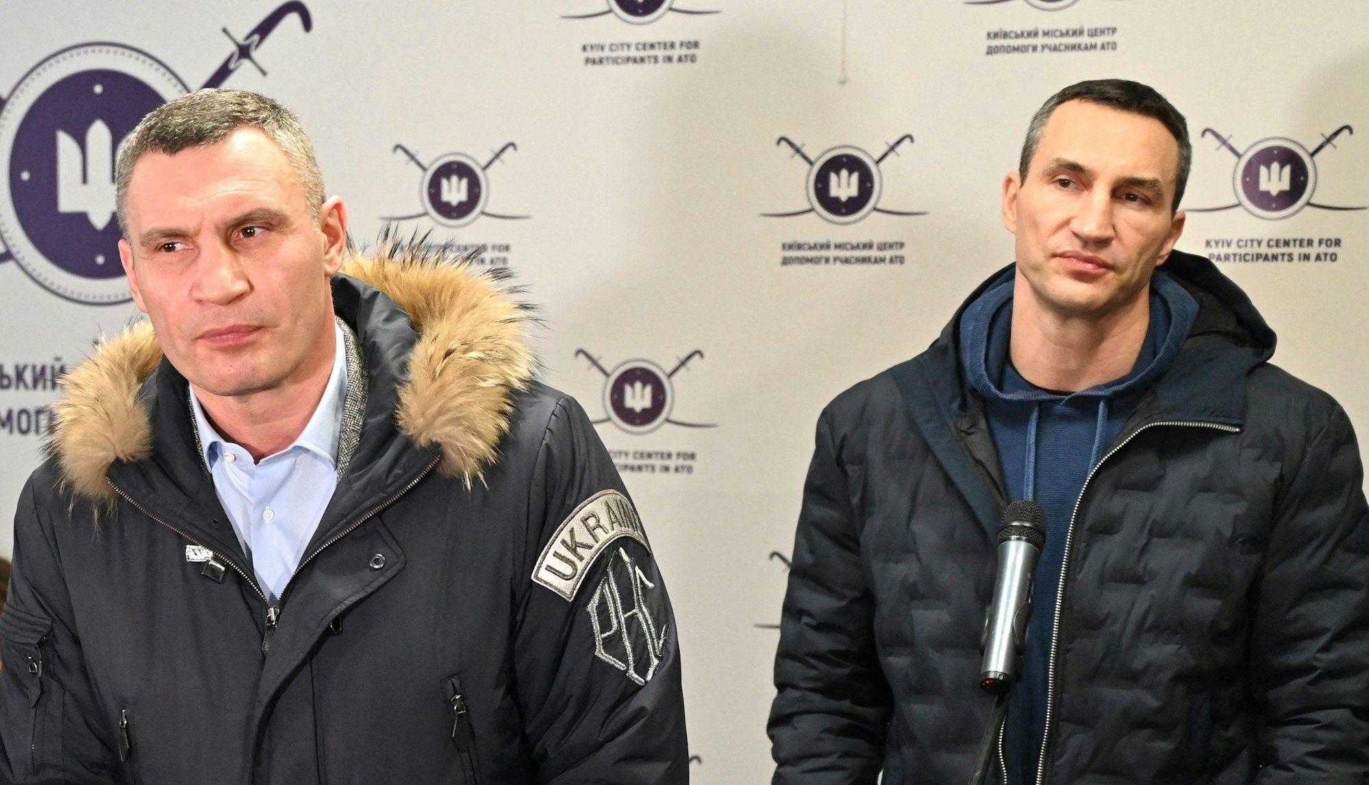 Vitali (v.) und Wladimir Klitschko bei einer Pressekonferenz