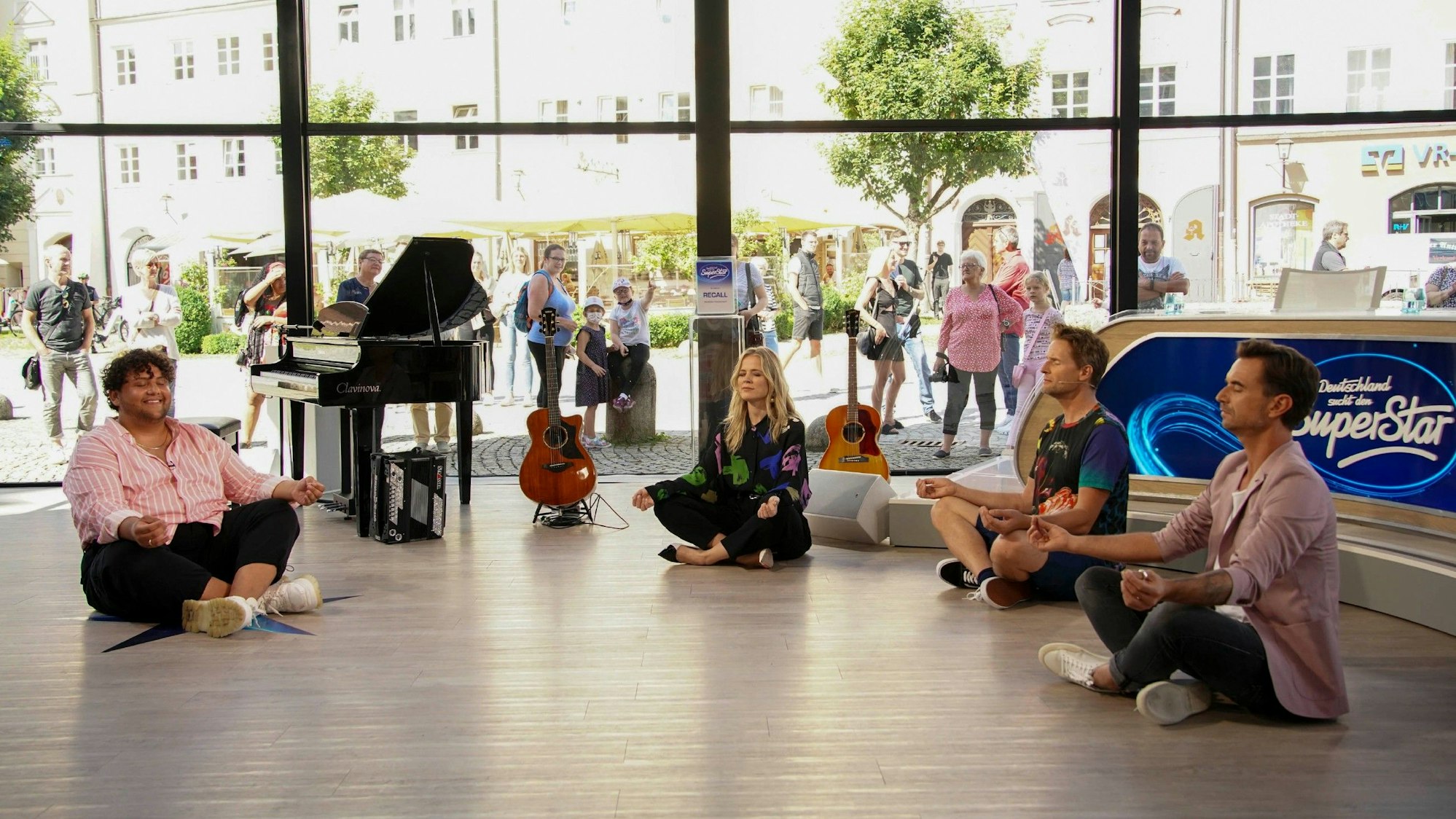 Im großen Glas-Kubus meditierte DSDS-Kandidat Arian mit Florian Silbereisen und Co.