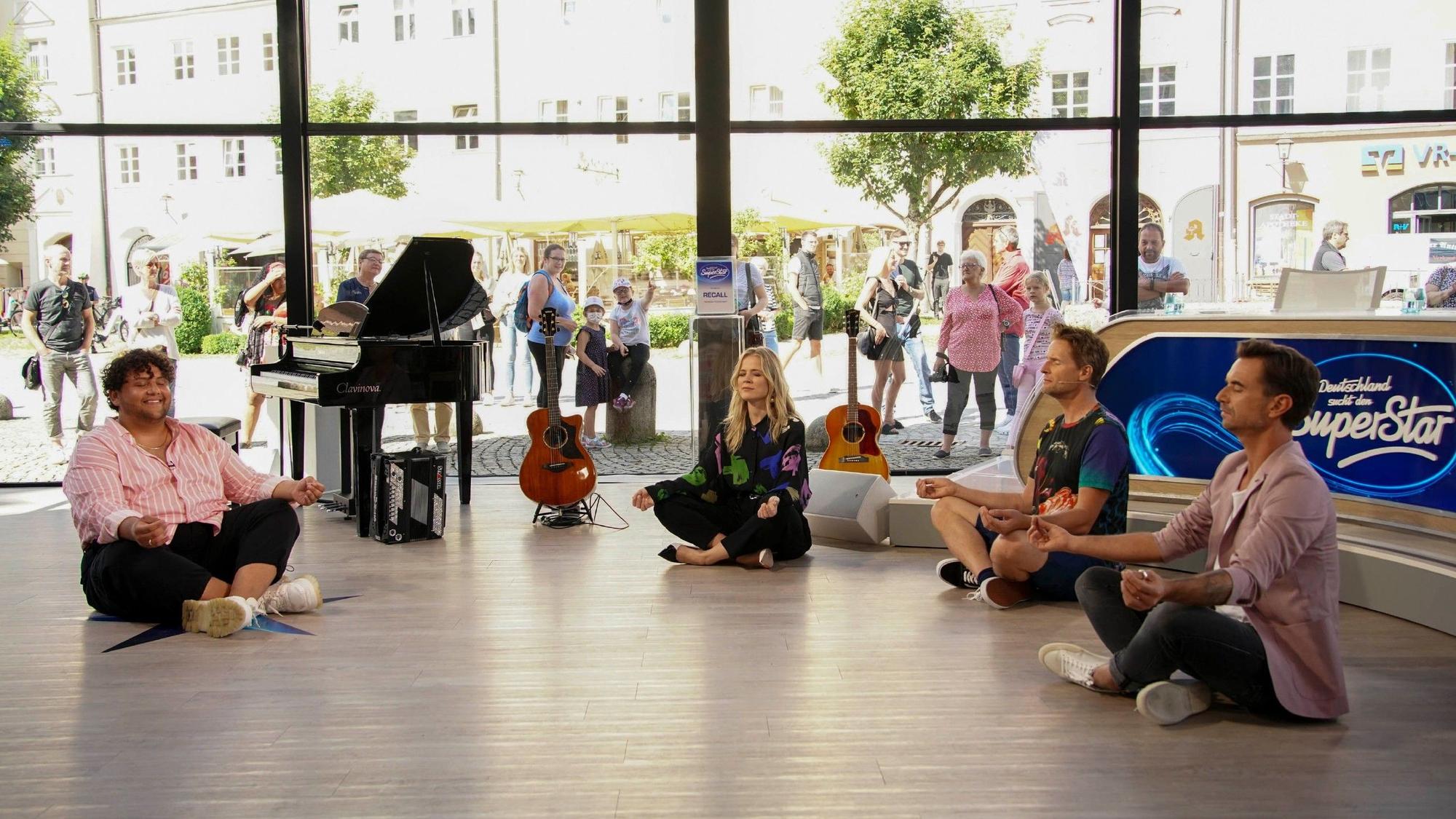 Im großen Glas-Kubus meditierte DSDS-Kandidat Arian mit Florian Silbereisen und Co.