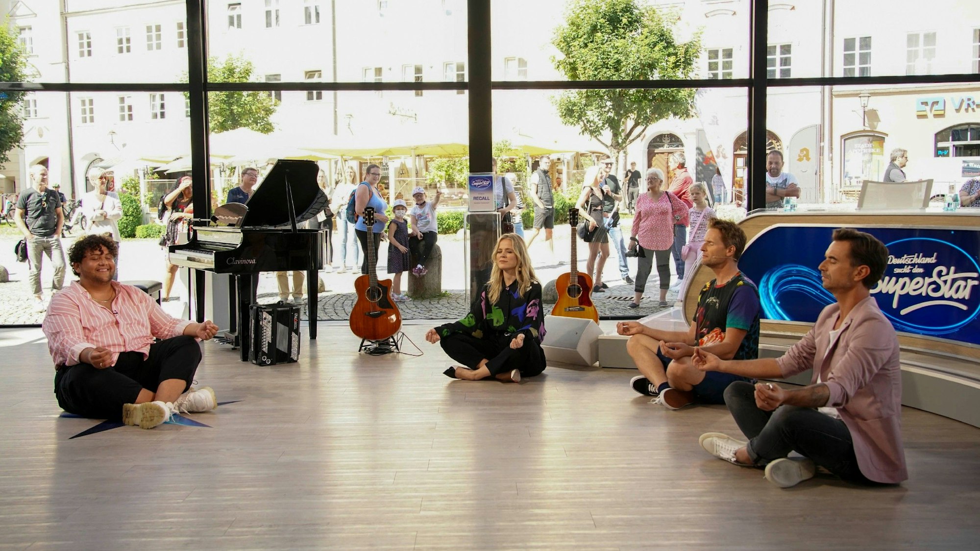 Im großen Glas-Kubus meditierte DSDS-Kandidat Arian mit Florian Silbereisen und Co.