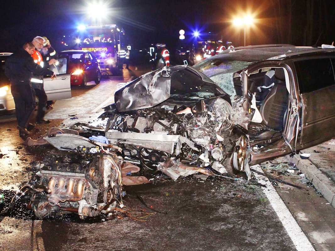 Zahl der Verkehrstoten: Durch Corona gab es weniger tödliche Unfälle auf deutschen Straßen. Unser Archivbild zeigt einen Unfall in NRW 2018.