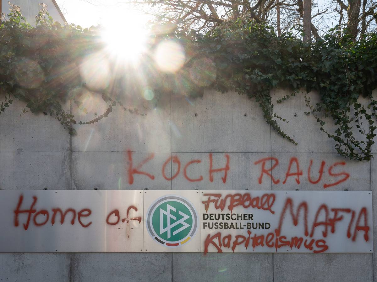 Die Slogans „Koch raus“ sowie „Home of Fußball Mafia“ und „Kapitalismus“ stehen an der DFB-Zentrale.