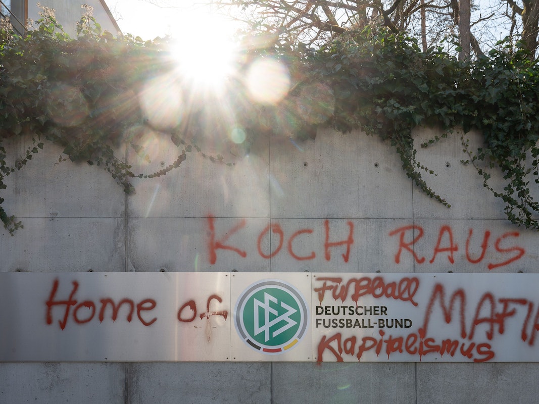 Die Slogans „Koch raus“ sowie „Home of Fußball Mafia“ und „Kapitalismus“ stehen an der DFB-Zentrale.