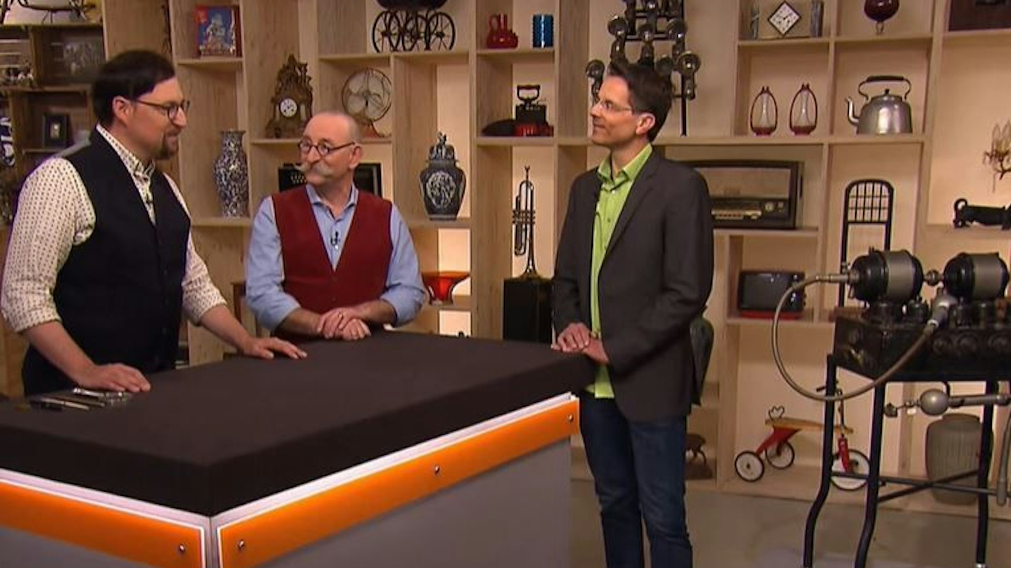Zu sehen sind „Bares für Rares“-Moderator Horst Lichter (M.), Experte Colmar Schulte-Goltz (l.) und Oliver Voss.