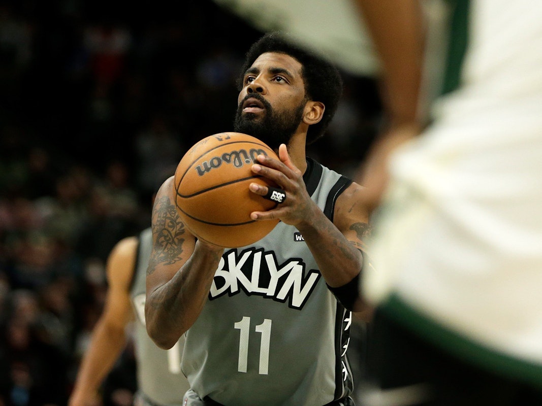 Basketbbal-Star Kyrie Irving in Aktion.