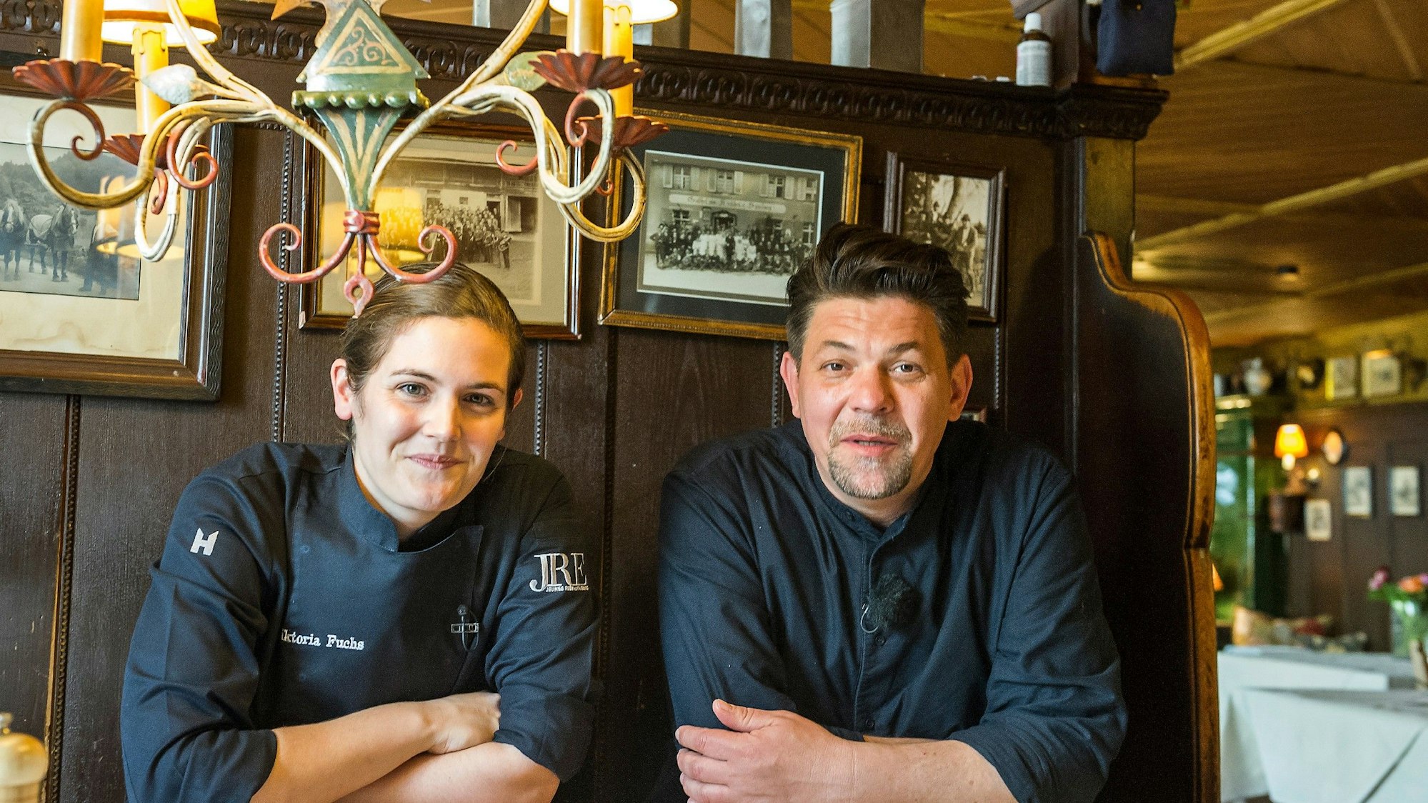 Tim Mälzer und Viktoria Fuchs posieren für ein Foto.