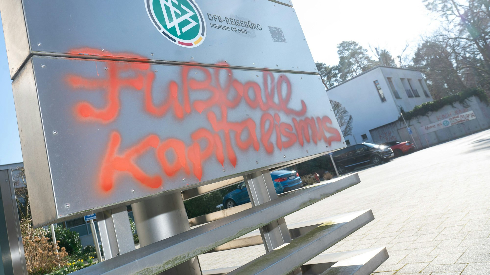 Der Spruch „Fußball Kapitalismus“ steht an der DFB-Zentrale.