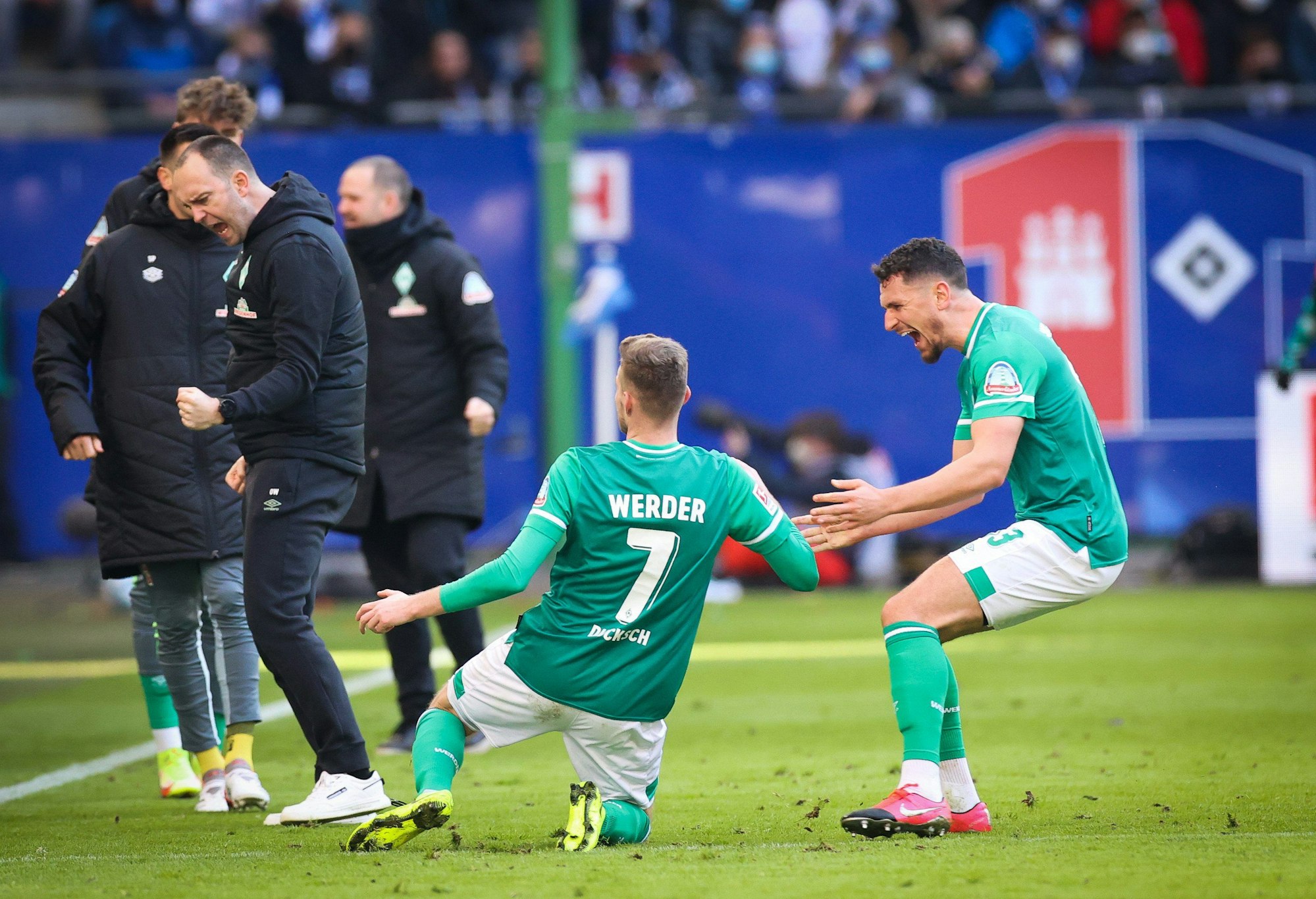 Bremens Marvin Ducksch (M) feiert sein Tor zum 1:3.