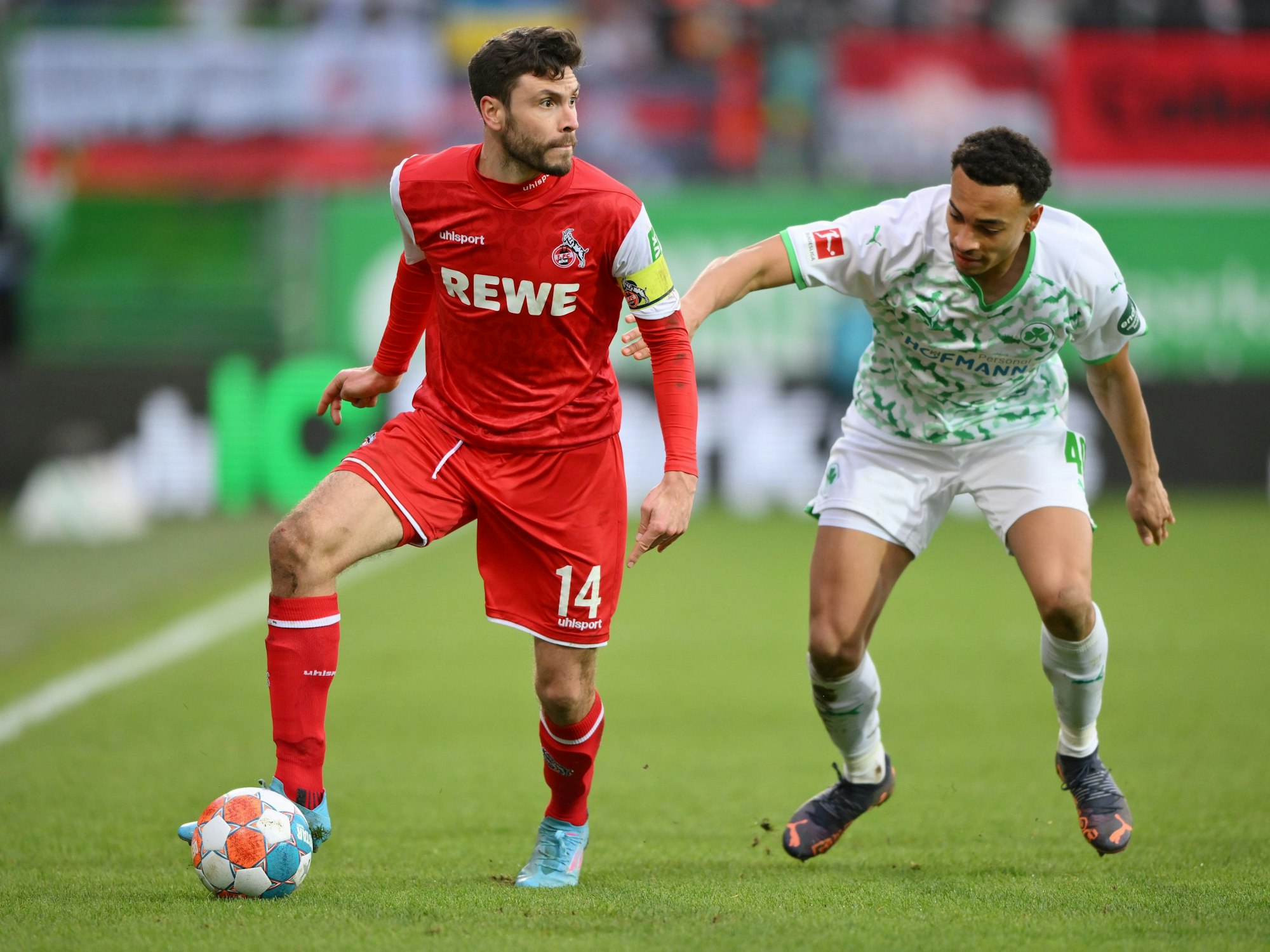 Jonas Hector im Zweikampf mit Fürths Jamie Leweling
