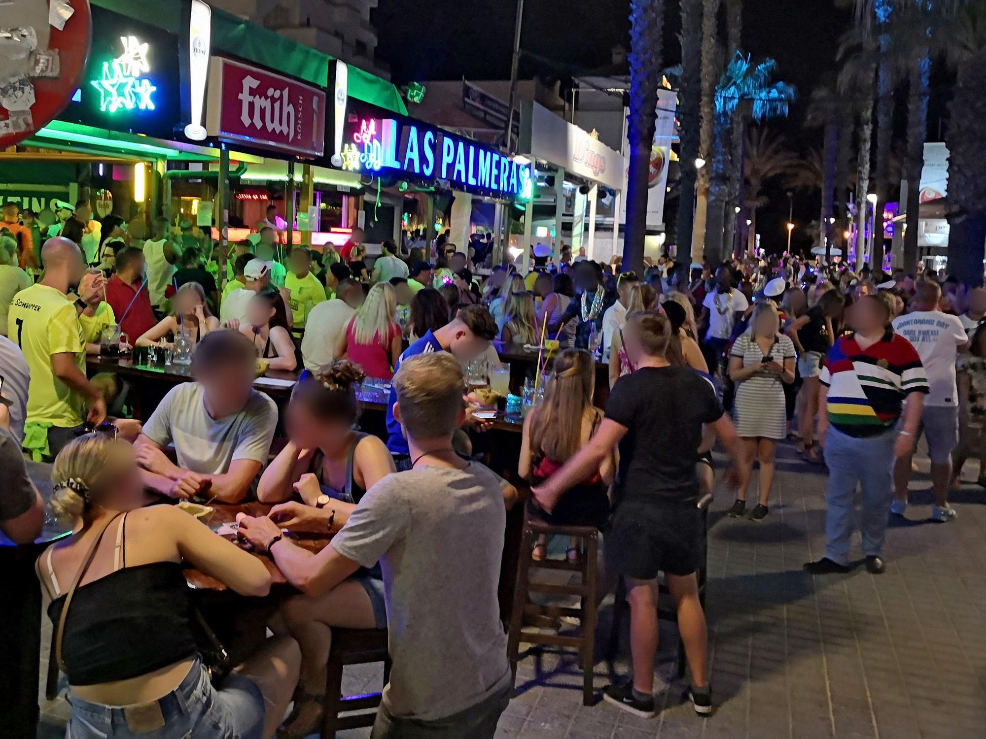 Party an der Bierstraße auf Mallorca (Foto von 2020): Für die Saison 2022 will sich der Ballermann rüsten. Aber es gibt zwei Ereignisse, die Sorgen verursachen.