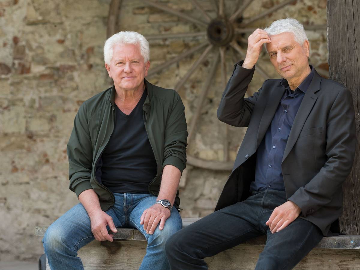 Miroslav Nemec und Udo Wachtveitl bei Dreharbeiten für den Tatort "Wunder gibt es immer wieder" im Juli 2021 in Oberaudorf. Im „Tatort: Kehraus“ wird Fasching gefeiert.