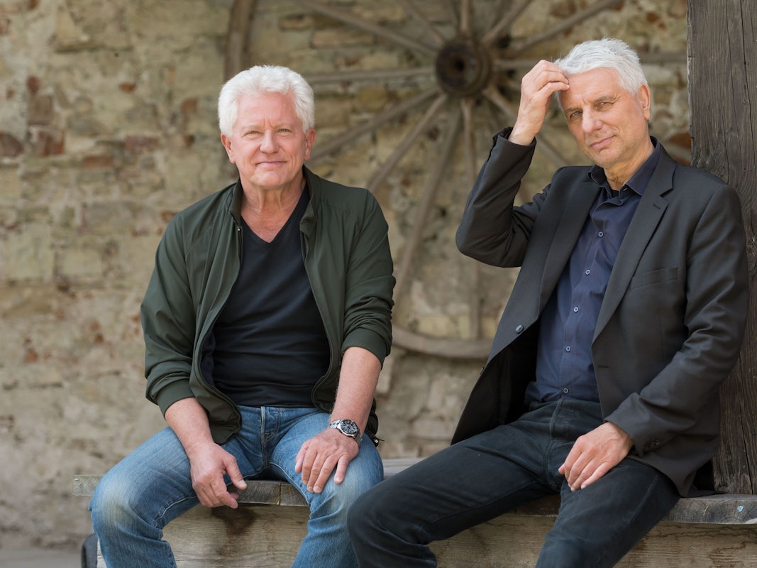 Miroslav Nemec und Udo Wachtveitl bei Dreharbeiten für den Tatort "Wunder gibt es immer wieder" im Juli 2021 in Oberaudorf. Im „Tatort: Kehraus“ wird Fasching gefeiert.