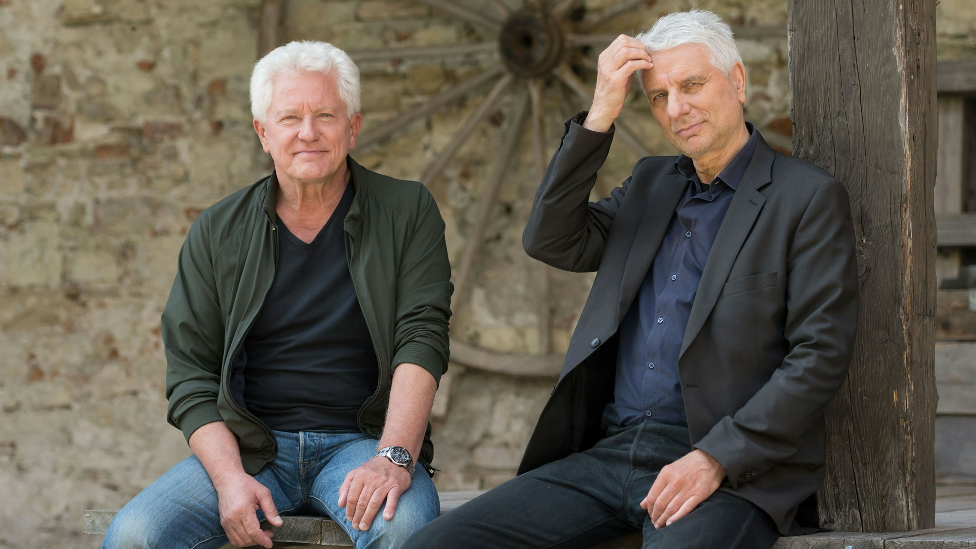 Miroslav Nemec und Udo Wachtveitl bei Dreharbeiten für den Tatort "Wunder gibt es immer wieder" im Juli 2021 in Oberaudorf. Im „Tatort: Kehraus“ wird Fasching gefeiert.