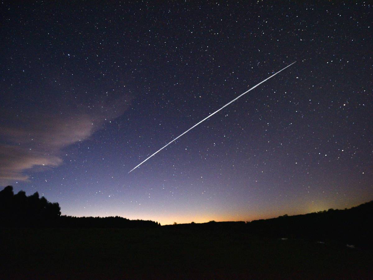 Das Foto zeigt Starlink-Satelliten, die von der Erde aus zu sehen sind. Das System ermöglicht die Internetnutzung auch in schwierig zugänglichen Gebieten.
