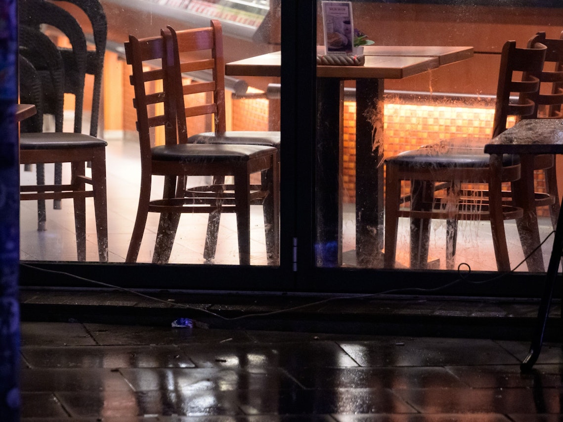 Ein Restaurant hat Russen den Zugang verwehrt. Auf Twitter und Facebook wurde das Vorgehen scharf kritisiert. Unser undatiertes Symbolfoto zeigt Stühle in einer Bäckerei – das Foto steht in keinem Zusammenhang mit dem aktuellen Fall in Baden-Württemberg.