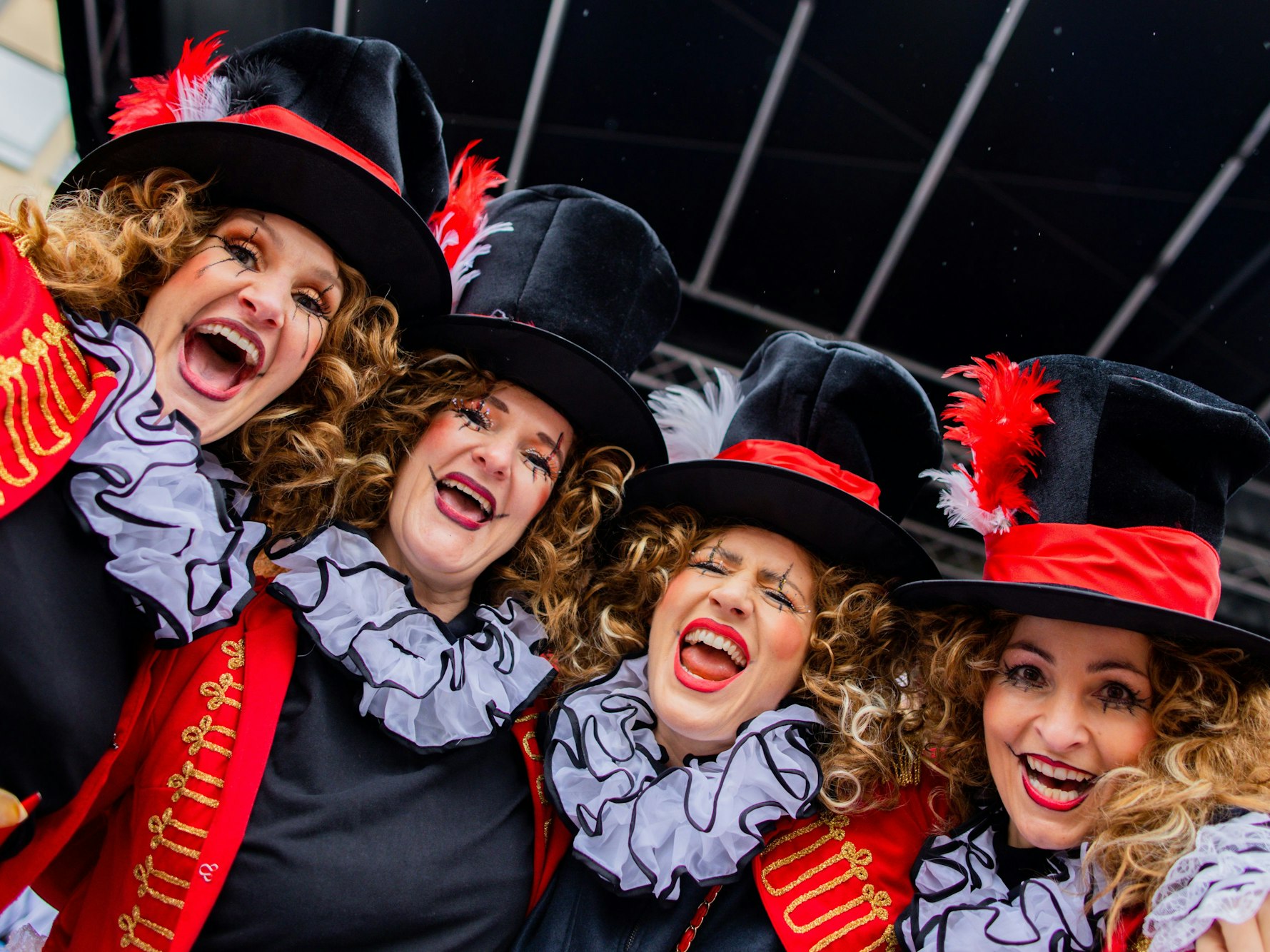 Krieg in der Ukraine und Corona: In Köln wird 2022 trotzdem gefeiert. Unser Foto entstand zu Weiberfastnacht 2022 in Köln.