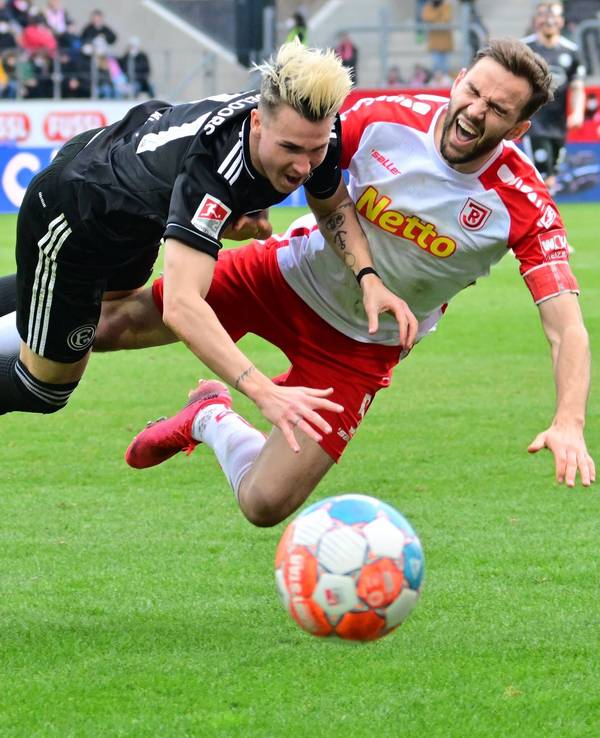 SSV Jahn Regensburg gegen Fortuna Düsseldorf: Felix Klaus und Benedikt Gimber (r.) im Zweikampf.