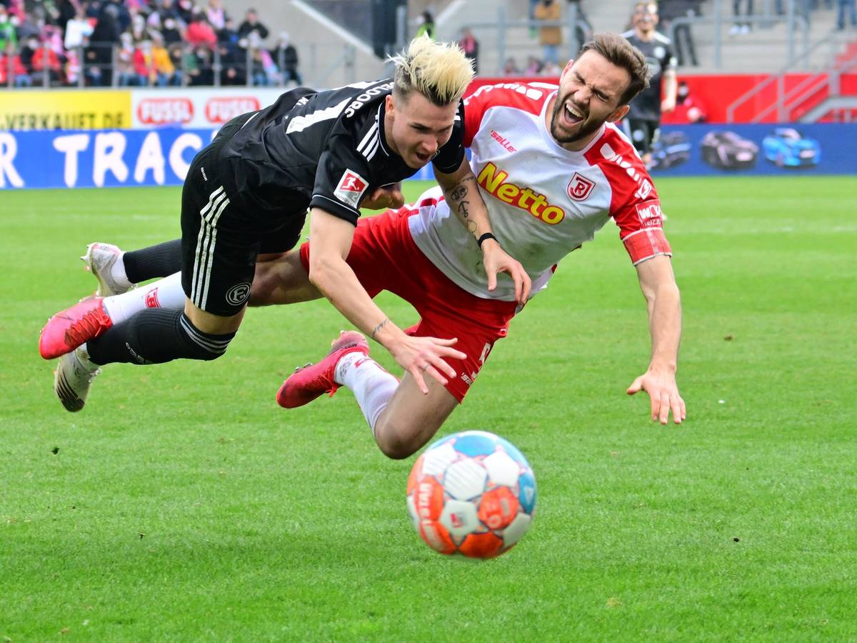 SSV Jahn Regensburg gegen Fortuna Düsseldorf: Felix Klaus und Benedikt Gimber (r.) im Zweikampf.