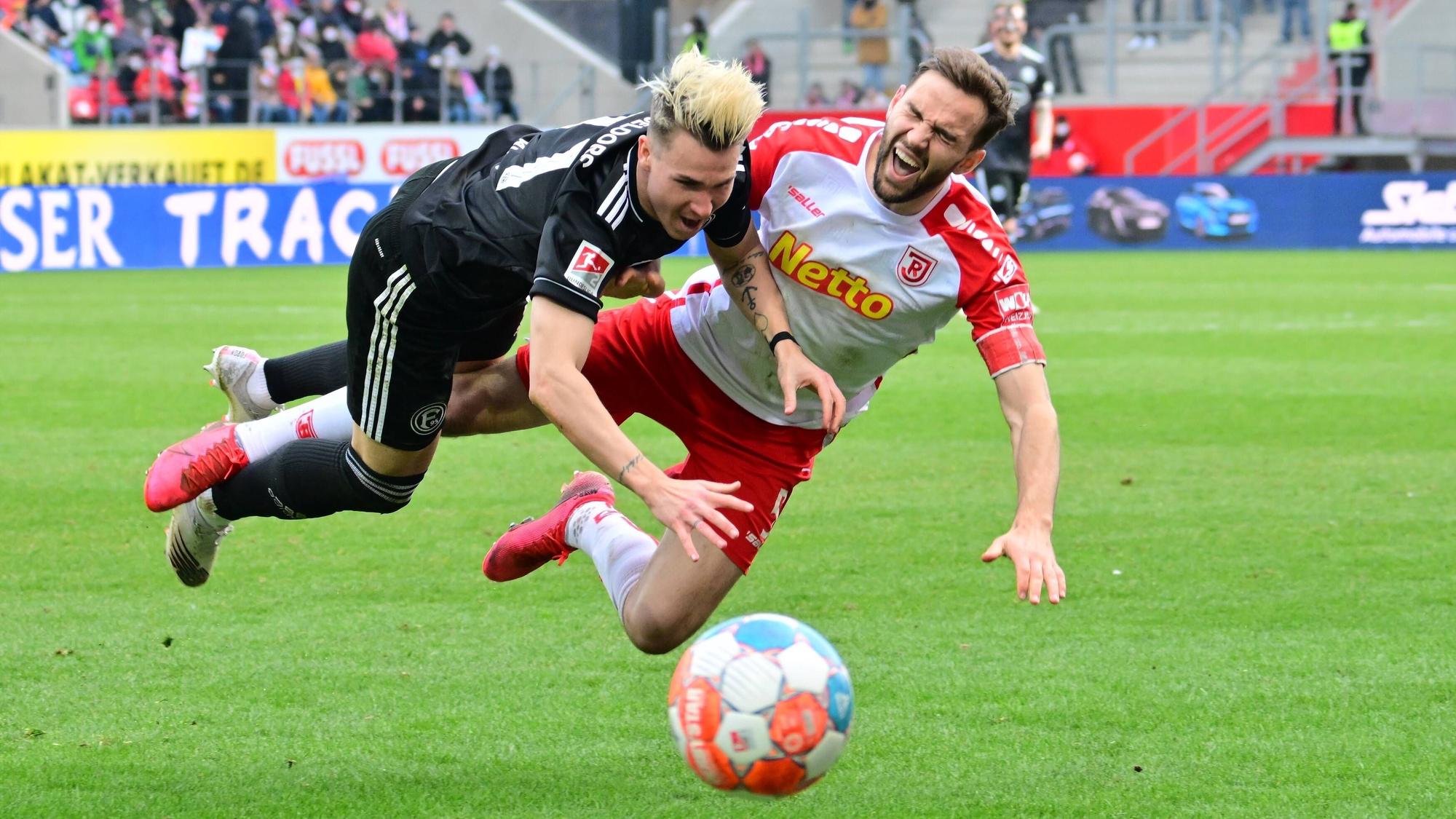 SSV Jahn Regensburg gegen Fortuna Düsseldorf: Felix Klaus und Benedikt Gimber (r.) im Zweikampf.