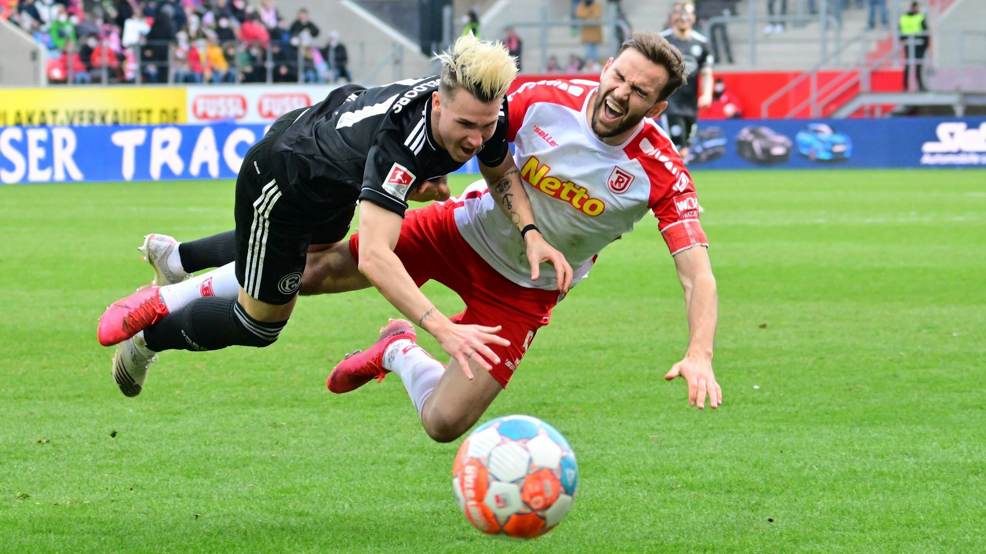 SSV Jahn Regensburg gegen Fortuna Düsseldorf: Felix Klaus und Benedikt Gimber (r.) im Zweikampf.