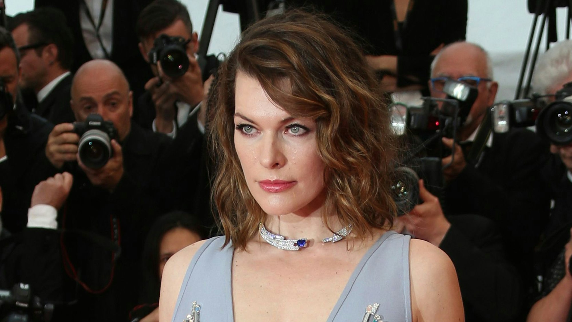 Schauspielerin Milla Jovovich im Mai 2018 beim 71. Filmfestivals in Cannes. Auf Instagram bekundigte sie jetzt ihre Solidarität mit der Ukraine.
