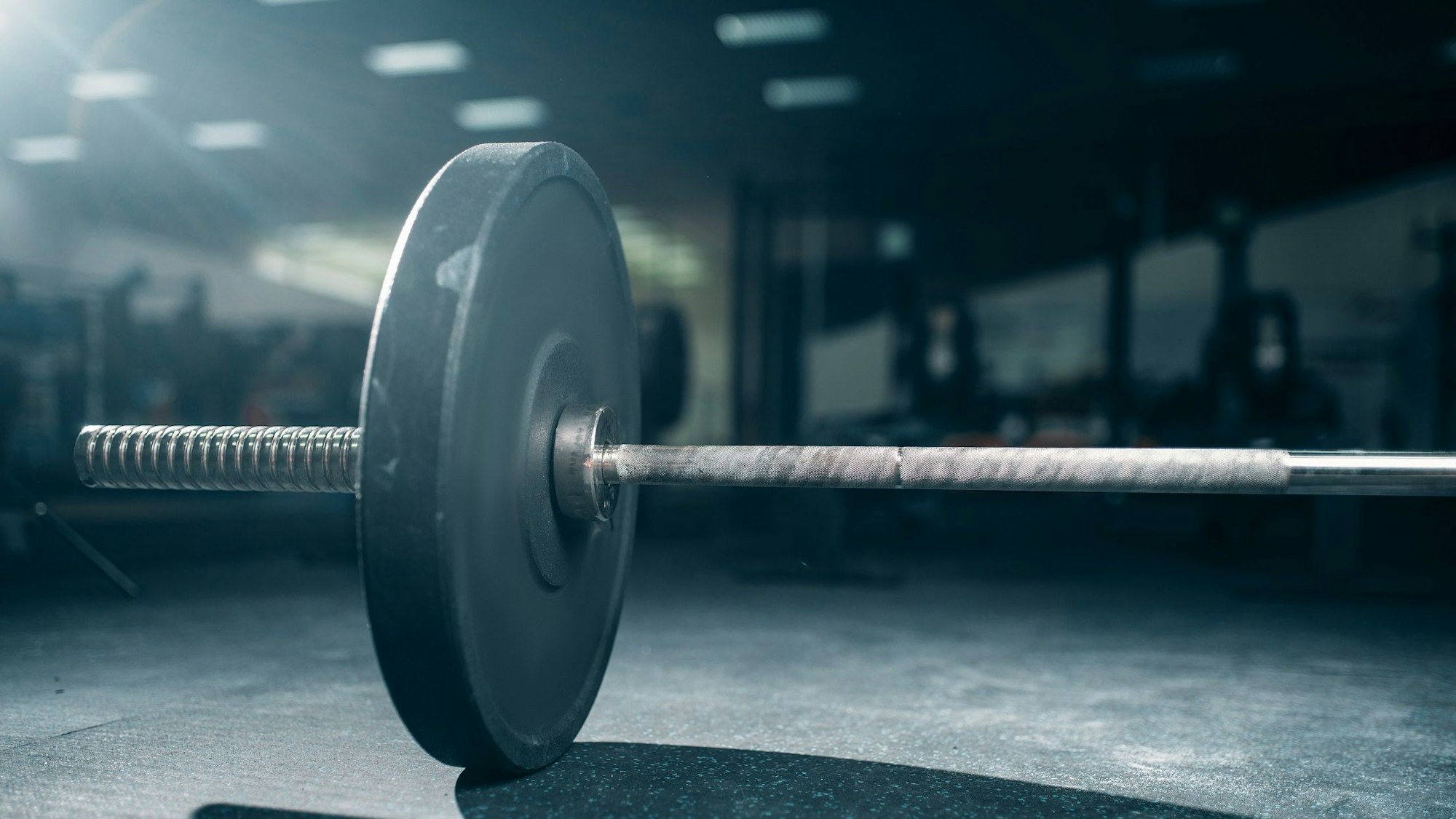 Eine Hantel liegt auf dem Boden