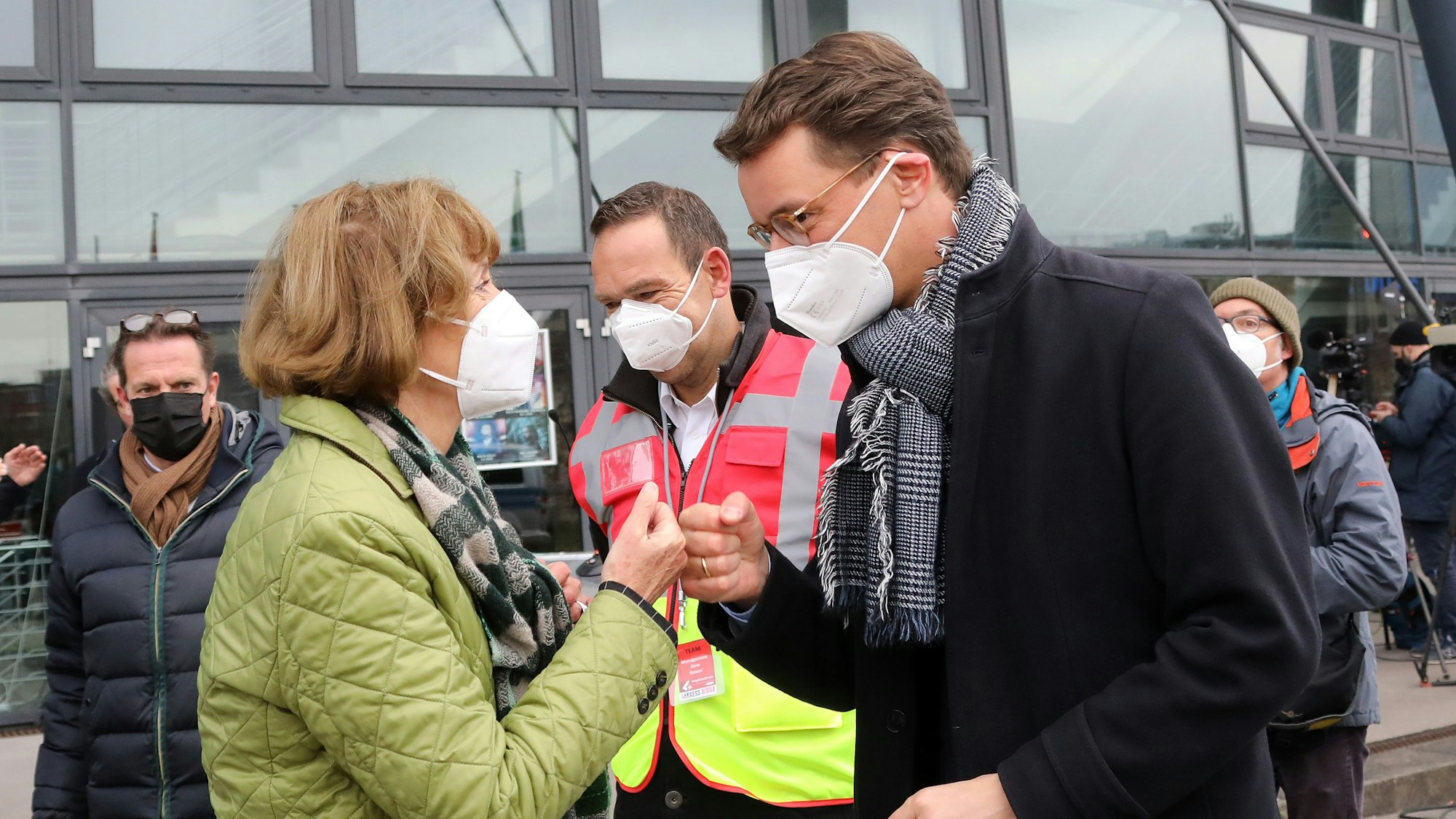 Henriette Reker und Hendrik Wüst begrüßen sich.