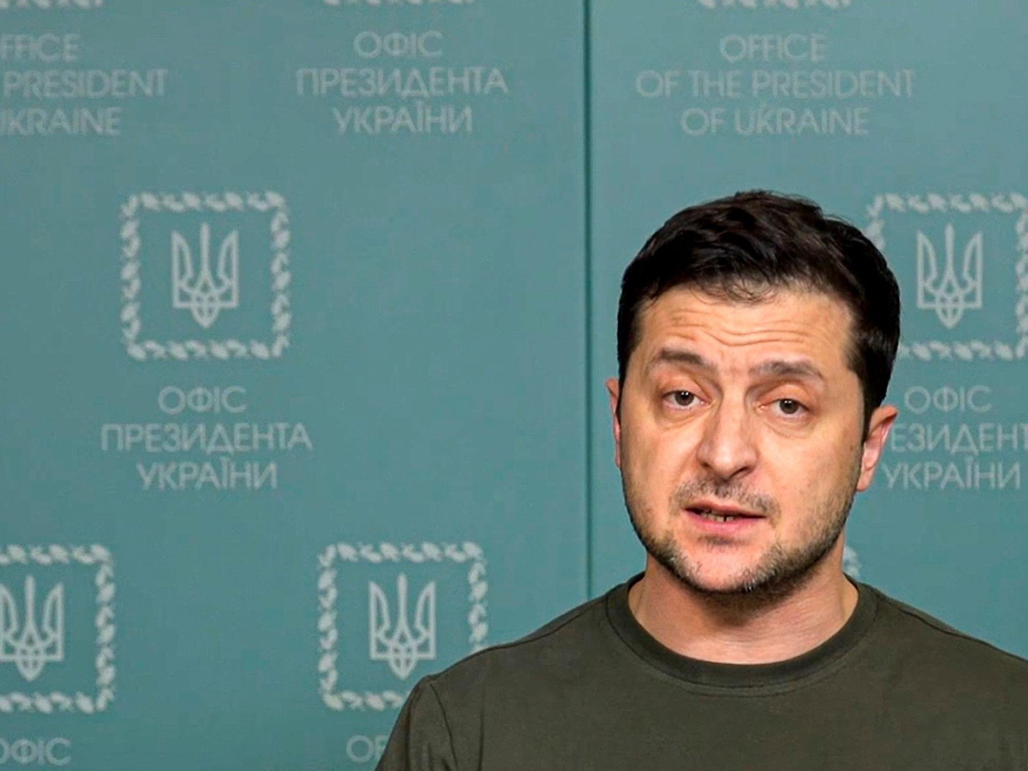 Auf diesem Standbild aus einem Video des Pressebüros des ukrainischen Präsidenten spricht Wolodymyr Selenskyj, Präsident der Ukraine, am 27. Februar 2022 zur Nation.