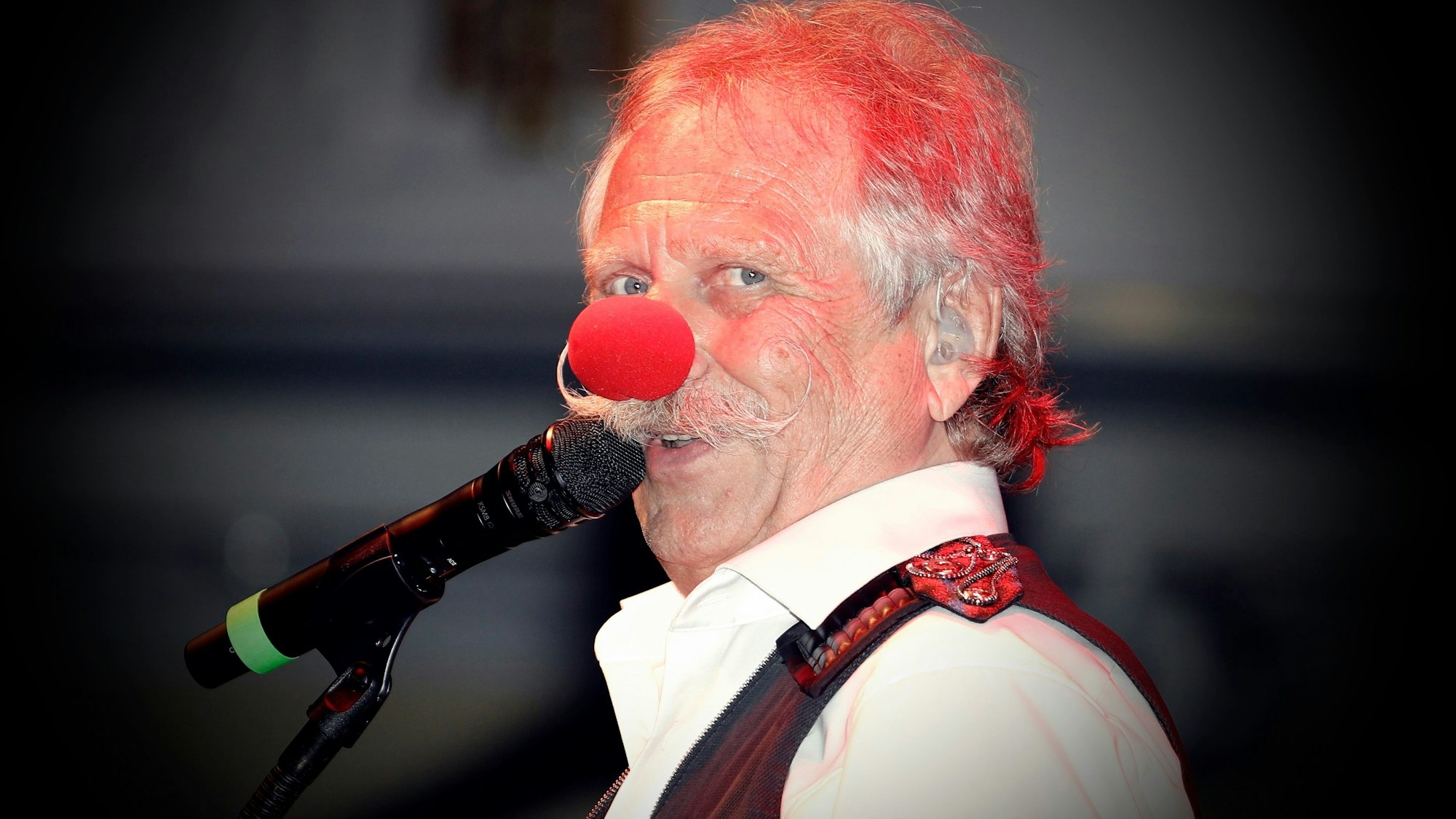 Henning Krautmacher wurde beim Funkenbiwak der Roten Funken per Telefon geehrt.