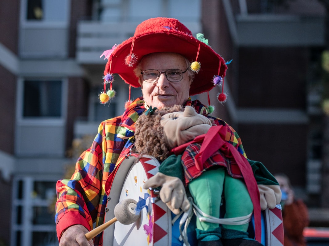 Karnevalist Helmut Scherer schaut verkleidet in die Kamera.