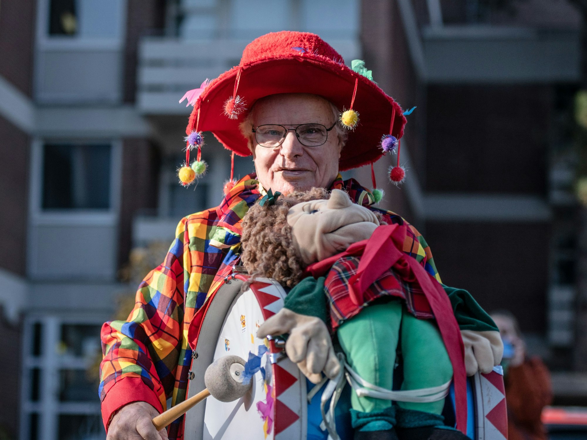 Karnevalist Helmut Scherer schaut verkleidet in die Kamera.