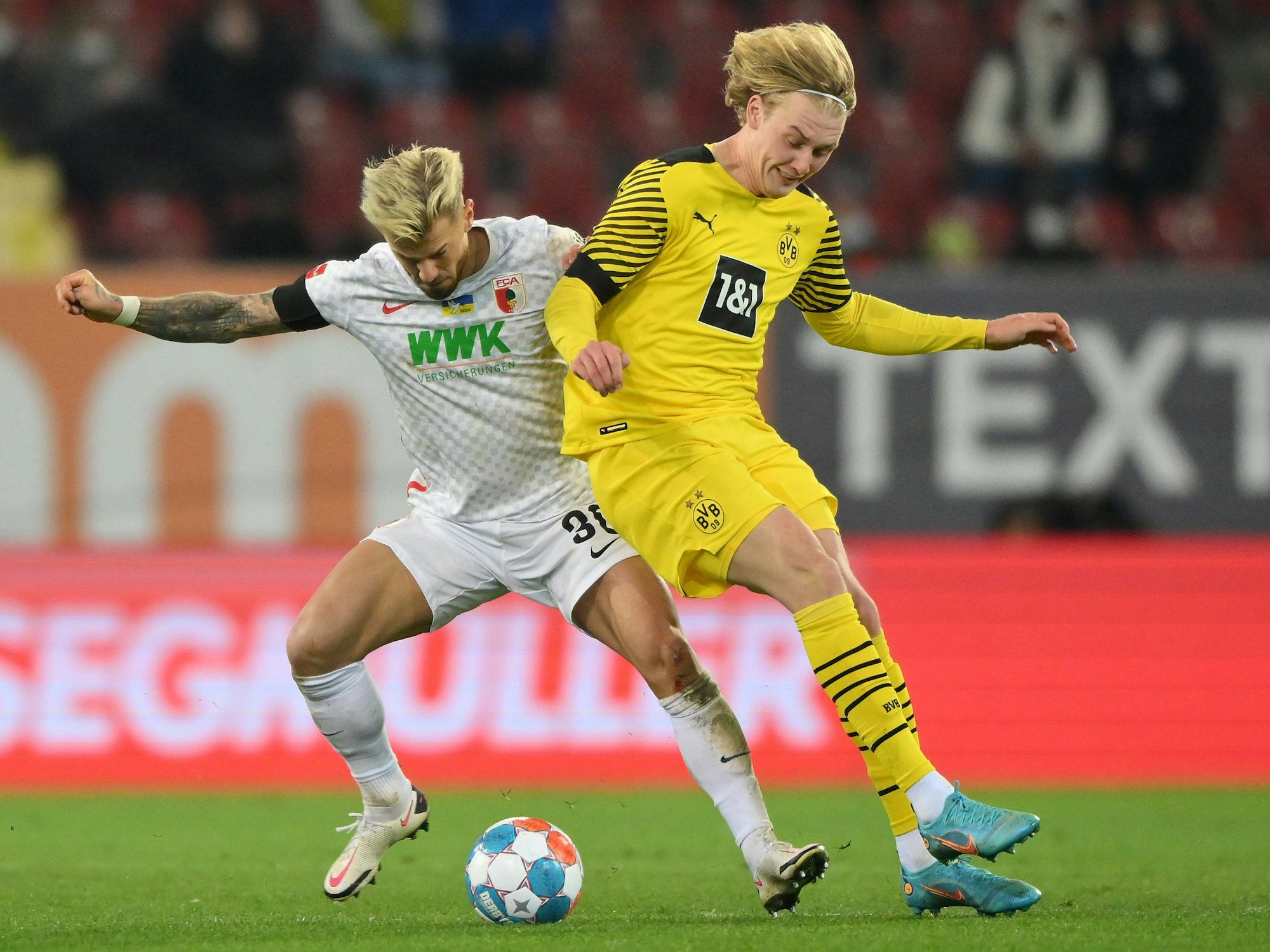 Niklas Dorsch im Zweikampf mit Julian Brandt