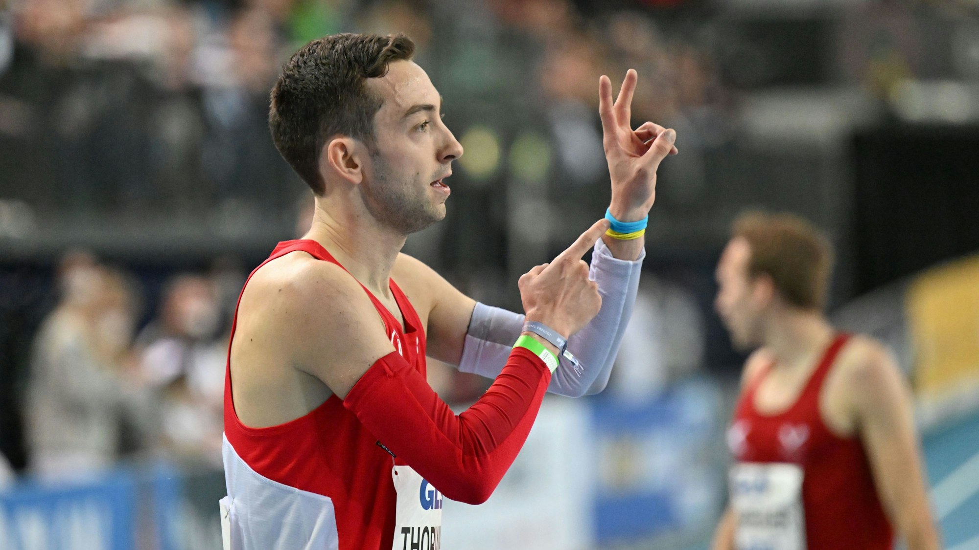 3000-m-Meister Maximilian Thorwirth zeigt auf sein Ukraine-Armband.