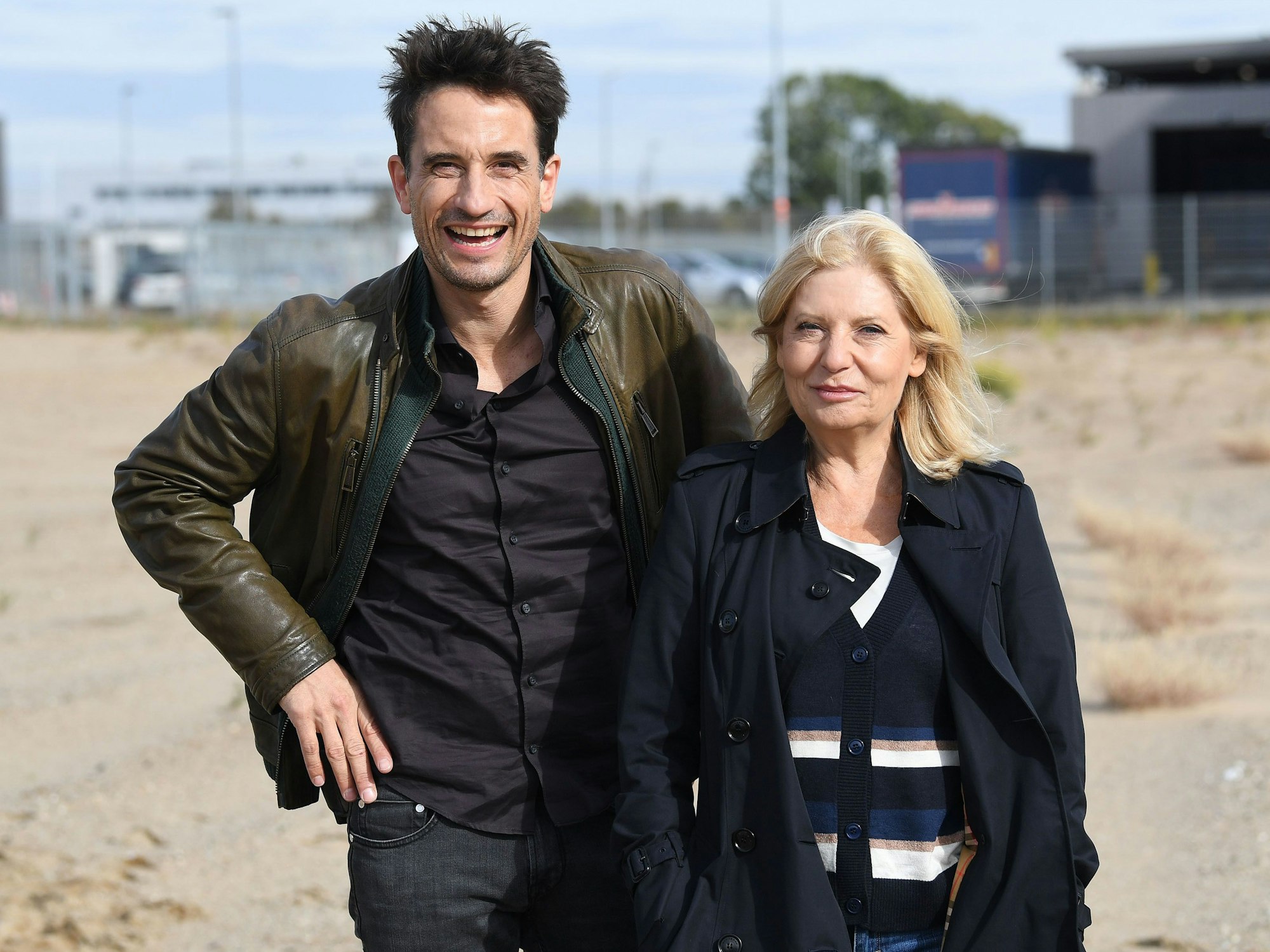 Schauspieler Oliver Mommsen, als Hauptkommissar Nils Stedefreund und Schauspielerin Sabine Postel, als Hauptkommissarin Inga Lürsen bei einem Pressetermin am Rande der Dreharbeiten eines Bremer „Tatorts“.