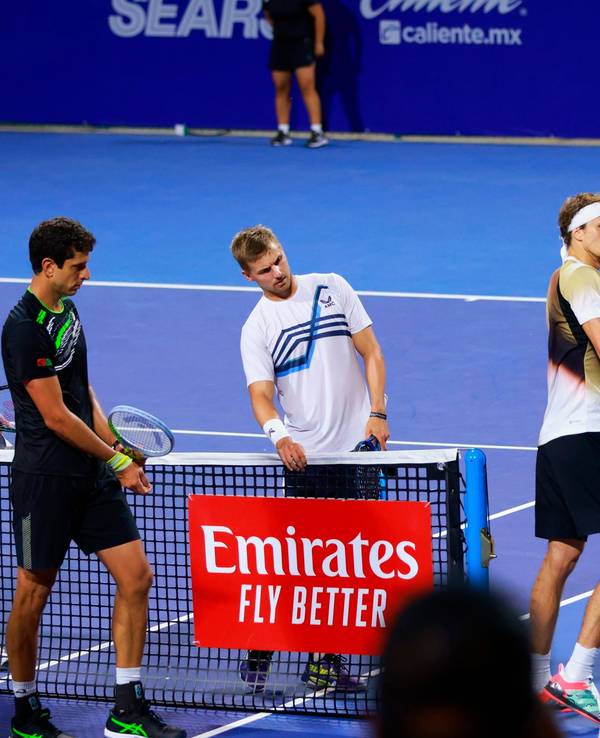 Alexander Zverev schmettert seinen Schläger gegen den Stuhl des Schiedsrichters.